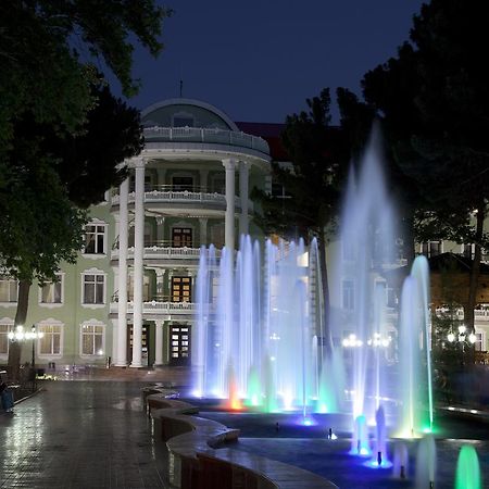 Bahoriston Hotel Guliston Bagian luar foto