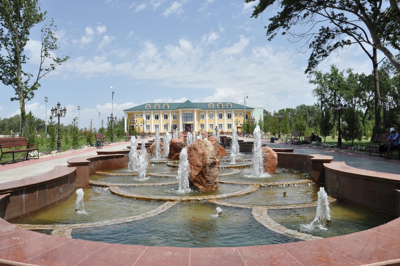 Bahoriston Hotel Guliston Bagian luar foto
