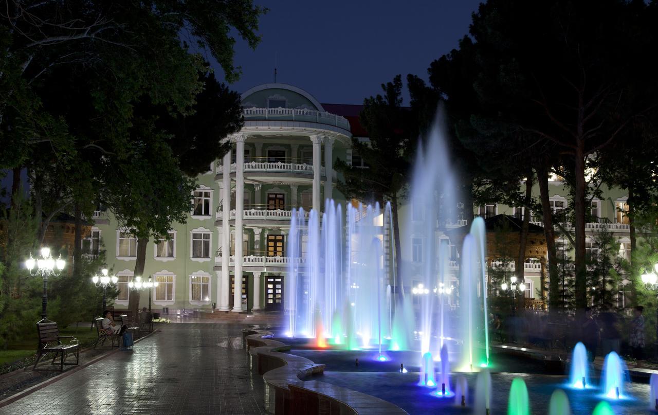 Bahoriston Hotel Guliston Bagian luar foto