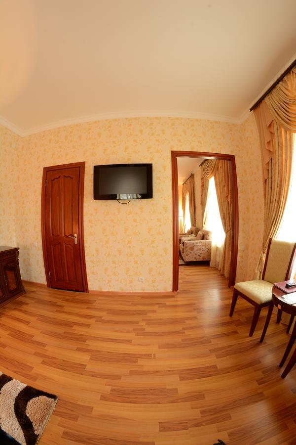 Bahoriston Hotel Guliston Bagian luar foto
